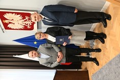 od lewej na zdjęciu Kamil Dziukiewicz – Starosta Jarosławski, Anna Szlachta, Adam Tomaszewski – Dyrektor BCU